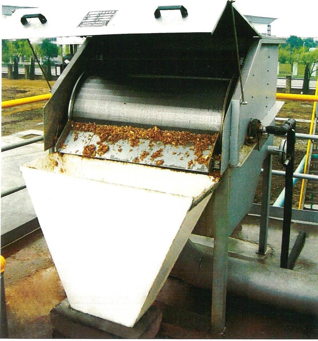 Automatic out-feeding rotary drum screen